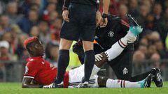 El centrocampista franc&eacute;s del Manchester United, Paul Pogba, siendo atendido.