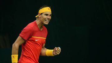 Rafael Nadal celebra un punto en su partido de dobles con Feliciano L&oacute;pez ante la pareja india formada por Leander Peas y Saketh Myneni en los playoffs del Grupo Mundial de la Copa Davis.