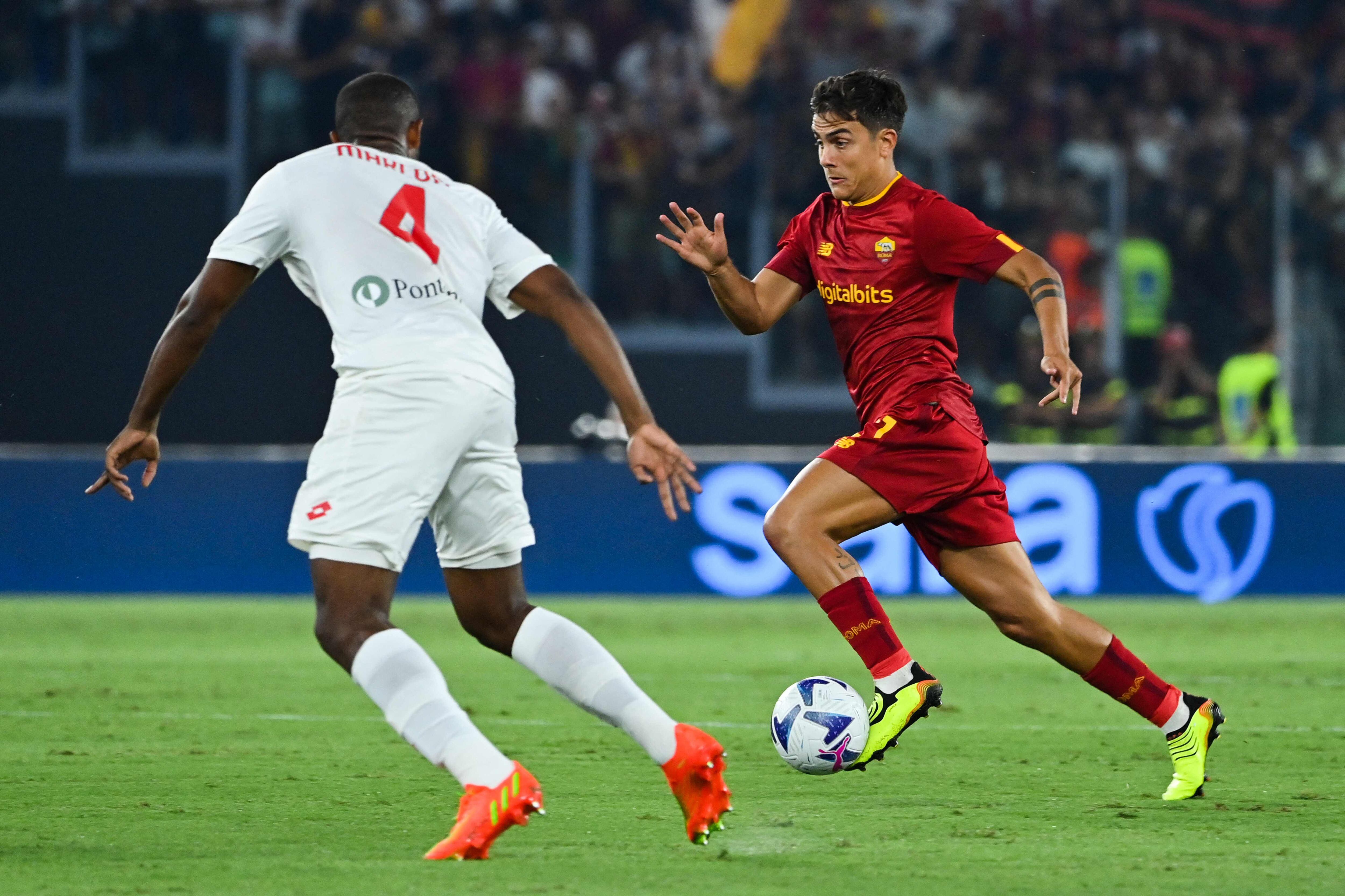 AS Roma's Argentinian forward Paulo Dybala (R) challenges Monza's Brazilian defender Marlon during the Italian Serie A football match between AS Roma and Monza on August 30, 2022 at the Olympic stadium in Rome. (Photo by Alberto PIZZOLI / AFP)