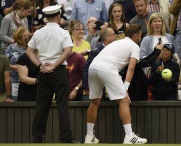 Un seguidor se hace un selfie con el británico Marcus Willis después de perder el partido contra el suizo Roger Federer
