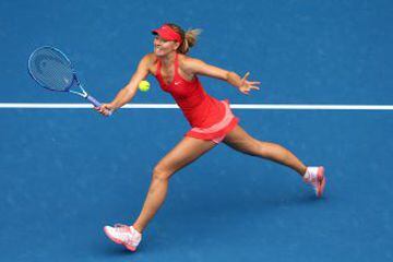 Maria Sharapova se quedó con el duelo ante Eugenie Bouchard para llegar a semifinales del Abierto de Australia el martes.