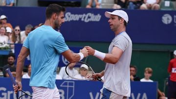 Marcel Granollers (ESP) y Horacio Zeballos (ARG) reaccionan hoy domingo, en el torneo IEB Argentina Open en Buenos Aires.