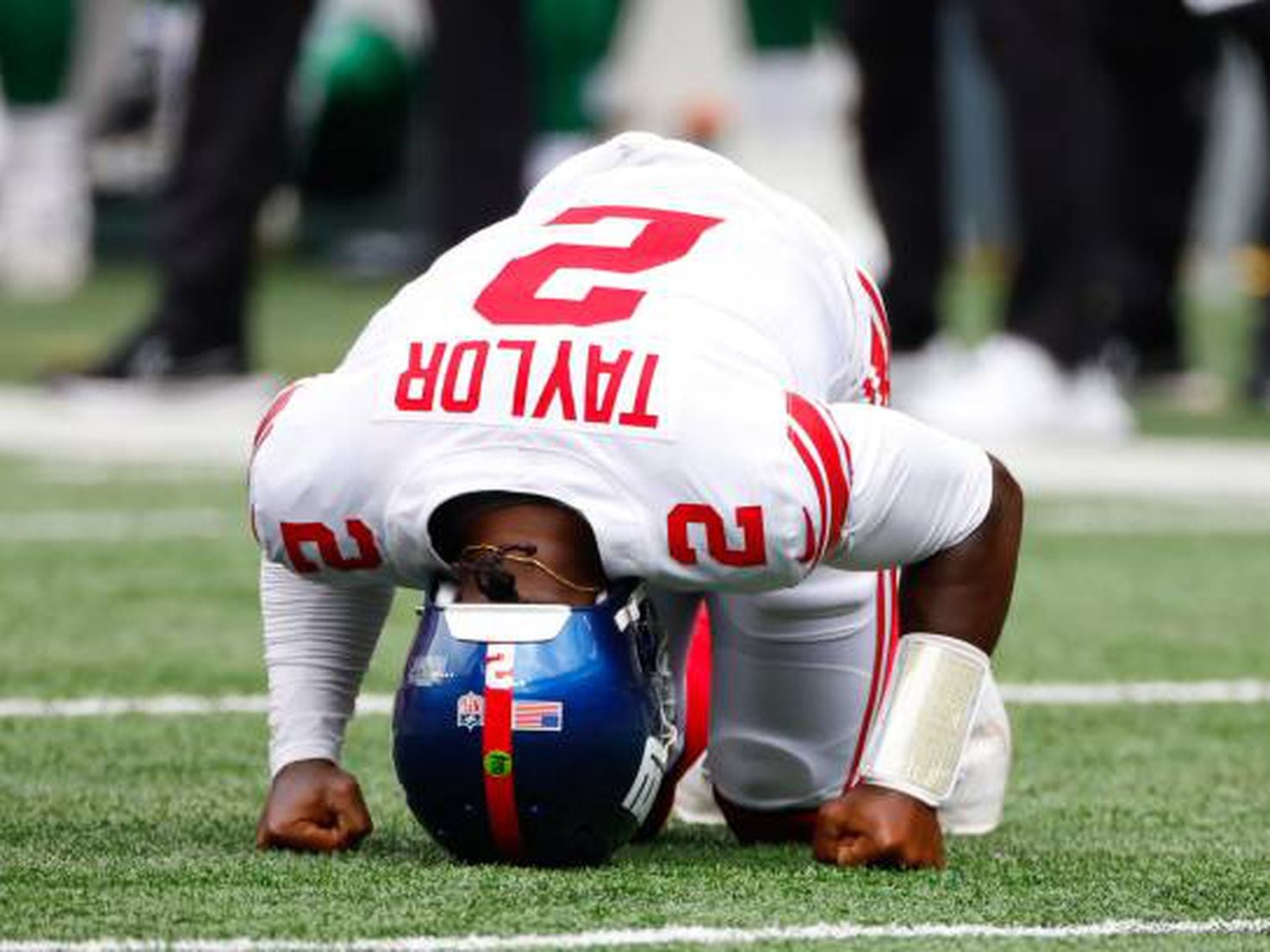 New York Giants quarterback Tyrod Taylor (2) passes during the