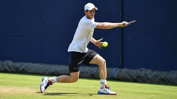 Andy Murray devuelve una bola durante un entrenamiento antes de debutar en el Aegon Championships de Queen&#039;s.