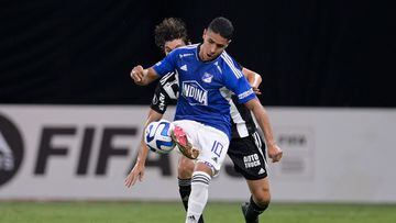 Millonarios' midfielder Daniel Cata�o (L) vies for the ball with Atletico Mineiro's defender Dodo during their Copa Libertadores third round second leg football match between Brazil's Atletico Minerio and Colombia's Millonarios, at the Mineirao stadium in Belo Horizonte, Brazil, on March 15, 2023. (Photo by Douglas MAGNO / AFP)
