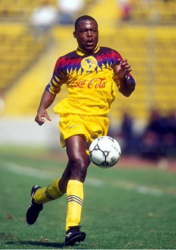 El zambiano Kalusha Bwalya llegó también con Beenhakker en la temporada 94-95 procedente del PSV Eindhoven de Holanda.