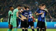 Soccer Football - Champions League - Round of 16 - First Leg - Inter Milan v Atletico Madrid - San Siro, Milan, Italy - February 20, 2024 Inter Milan's Marko Arnautovic and Atletico Madrid's Axel Witsel embrace after the match REUTERS/Alessandro Garofalo