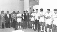 Lorenzo Sanz llegó al club blanco en 1985 y formó parte de la directiva de Ramón Mendoza como vocal y posteriormente como vicepresidente. En la fotografía se puede ver a ambos en una visita al Real Madrid Castilla. 