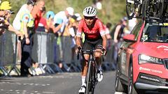 El ciclista colombiano Nairo Quintana compite durante la etapa de Alpe d'Huez en el Tour de Francia 2022.