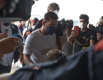 Messi llega al aeropuerto para irse a París y firmar