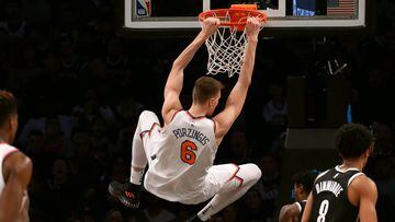 PFX06. NUEVA YORK (NY, EE.UU.), 15/01/2018.- El let&oacute;n Kristaps Porzingis de New York Knicks encesta contra Brooklyn Nets hoy, lunes 15 de enero de 2018, durante un partido de baloncesto de la NBA entre los Brooklyn Nets y los New York Knicks, en el Barclays Center de Brooklyn, Nueva York (EE.UU.). EFE/Peter Foley