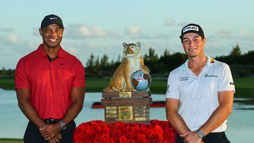 El golfista noruego Viktor Hovland posa junto a Tiger Woods tras ganar el título en el Hero World Challenge en Nassau, New Providence, Bahamas.