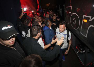 Levante fans took to the street to wecolme the team bus on its return to Valencia following the 1-2 win against Real Madrid at the Bernabéu.