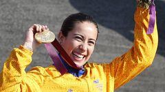 Mariana Paj&oacute;n levanta la medalla de oro en la finales de BMX de los Juegos Ol&iacute;mpicos de Londres.