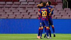 Messi, Sergi Roberto y Su&aacute;rez tapan a Lenglet con su abrazo tras el 1-0.