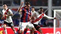 River Plate's Uruguayan midfielder Nicolas De La Cruz (R) vies for the ball with San Lorenzo's midfielder Francisco Peruzzi during the Argentine Professional Football League Tournament 2023 match at the Pedro Bidegain stadium in Buenos Aires, on July 8, 2023. (Photo by ALEJANDRO PAGNI / AFP)