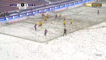Un chileno anota su primer gol en Europa, lo hace bajo la nieve y la celebración supera todas las expectativas