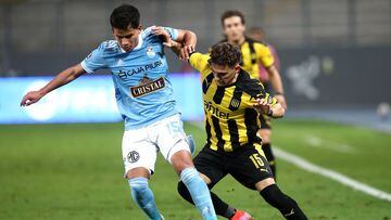 LIMA, PERU - AUGUST 11: Carlos Lora of Sporting Cristal  competes for the ball with M&aacute;ximo Alonso of Pe&ntilde;arol during a quarter final first leg match between Sporting Cristal and Pe&ntilde;arol as part Copa CONMEBOL Sudamericana 2021 at Estadi