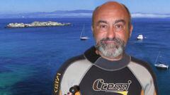 Jos&eacute; Luis Gonz&aacute;lez, con neopreno Cressi, ante una foto del mar y con una c&aacute;mara de fotograf&iacute;a submarina. 