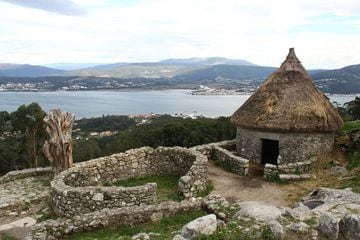 Este pueblo marinero se encuentra situado en la frontera de Galicia con Portugal, a la altura de la desembocadura del río Miño. La localidad fue reconocida como destino europeo de excelencia por la Unión Europea por lo que el goteo de turistas es constant