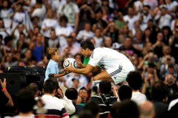 La ilusión de un niño dando el balón del Real Madrid a Cristiano Ronaldo