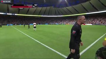 Si Rooney te grita así, sientes miedo: vean el 'chaparrón' que aguantó el cuarto árbitro