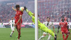 MUNICH, GERMANY - AUGUST 27: Thomas Müller of Bayern Munich shoots while under pressure from Yann Sommer of Borussia Monchengladbach during the Bundesliga match between FC Bayern München and Borussia Mönchengladbach at Allianz Arena on August 27, 2022 in Munich, Germany. (Photo by Alexander Hassenstein/Getty Images)