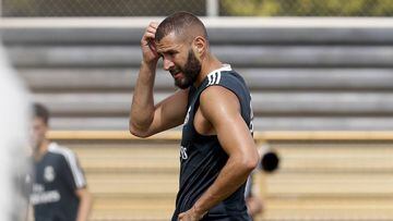 Florentino protects Benzema with no '9' signed for years