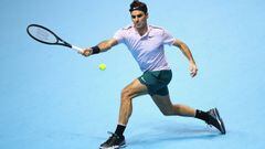 Roger Federer devuelve una bola ante David Goffin en las semifinales de las Nitto ATP World Tour Finals disputada en el O2 Arena de Londres.