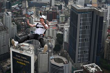 Samuel Schumacher de Suiza salta desde la plataforma abierta de 300 metros de altura de la emblemática Torre Kuala Lumpur de Malasia durante el Salto Internacional de la Torre en Kuala Lumpur