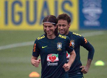 Brazil's players Neymar (R) and Filipe Luis attend a training session of the national football team ahead of FIFA's 2018 World Cup, at Granja Comary training centre in Teresopolis, Rio de Janeiro, Brazil, on May 23, 2018. / AFP PHOTO / MAURO PIMENTEL