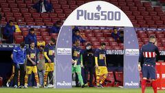 Los jugadores del Barcelona salieron al terreno de juego con una camiseta en apoyo al lesionados Ansu Fati.