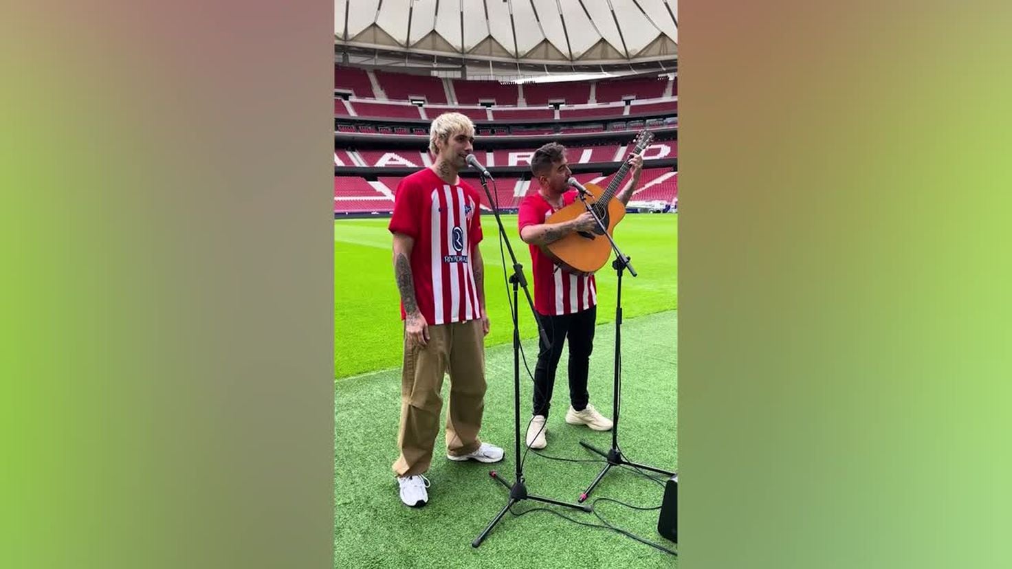 Beret y Mr. Rain estrenan una canción en el Metropolitano con la camiseta  del Atleti - Videos