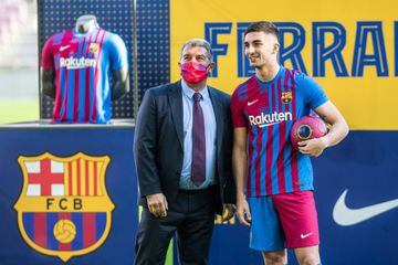 Ferran Torres and Joan Laporta, President of FC Barcelona, pose for photo during his presentation as new player of FC Barcelona at Camp Nou stadium on January 3, 2022, in Barcelona, Spain.  AFP7