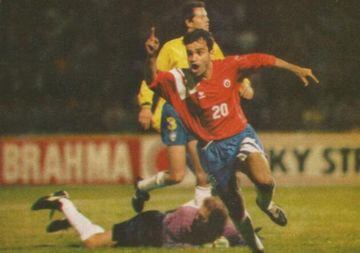 José Luis Sierra celebra el golazo que marcó a Brasil, en el triunfo 3-2 en Cuenca, en la Copa América de 1993.
