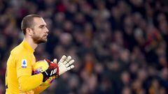AS Roma&#039;s Spanish goalkeeper Pau Lopez prepares to clear the ball during the Italian Serie A football match Roma vs Lazio on January 26, 2020 at the Olympic stadium in Rome. (Photo by Filippo MONTEFORTE / AFP)
