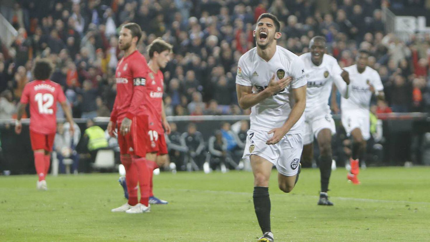 Valencia 2-1 Real Madrid. The winning streak finally came to an end