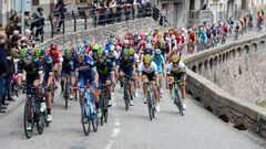 El pelot&oacute;n pasa por Gerri de la Sal durante la quinta etapa de la Volta a Catalunya 2016.