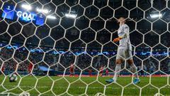 Lyon&#039;s Portuguese goalkeeper Anthony Lopes concedes a goal during the UEFA Champions League group G football match between Zenit and Lyon at the Gazprom Arena in Saint Petersburg on November 27, 2019. (Photo by Kirill KUDRYAVTSEV / AFP)