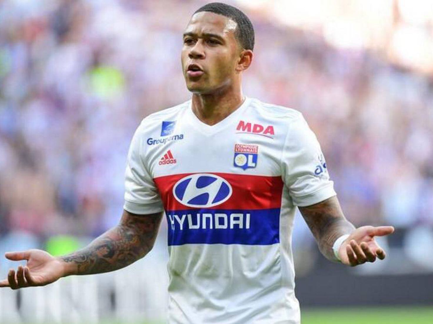 Lyon's Memphis Depay dresses like a king for Ligue 1 football