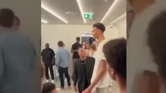 ¡Se intimidó! Mbappé saluda a un basquetbolista francés y pasa esto...