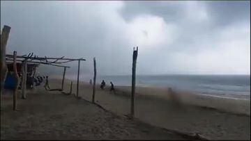 Vídeo: Rayo cae a dos personas en playa de Michoacán y pierden la vida