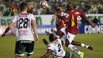 Bolivia&#039;s Oriente Petrolero players Oscar Ribera (L) and Jhonny Mostacilla (C) vie for the ball with Marco Mosquera (R) of Ecuador&#039;s Deportivo Cuenca during their South American Cup football match at the Ramon Aguilera Costas Stadium, in Santa Cruz, on April 6, 2017. / AFP PHOTO / ar / AIZAR RALDES