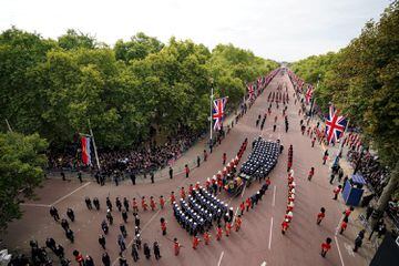 The State Gun Carriage lleva el ataúd de la reina Isabel II en la procesión ceremonial después de su funeral de estado en la Abadía de Westminster.