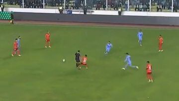 Aránguiz protagonizó la acción más curiosa de la Libertadores: ¡foul del árbitro!