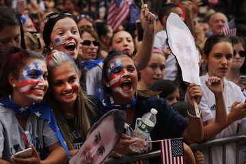 La selección femenil de Estados Unidos se coronó el domingo al vencer en la final del Mundial a Holanda. Hoy desfilaron en las calles de Broadway, New York.