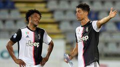 Juan Cuadrado y Cristiano Ronaldo durante el partido entre Cagliari y Juventus.