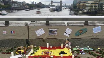 Vista del homenaje a la v&iacute;ctima espa&ntilde;ola de los atentados terroristas, Ignacio Echeverr&iacute;a, en el Puente de Londres, en Londres, Reino Unido. Muri&oacute; en el atentado del pasado 3 de junio perpetrado por 3 terroristas en la capital 
