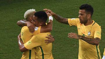 Brazil&#039;s Neymar (L) celebrates with Brazil&#039;s Gabriel Jesus (C) and Brazil&#039;s Daniel Alves after scoring against bolivia during their Russia 2018 World Cup qualifier football match in Natal, Brazil, on October 6, 2016.