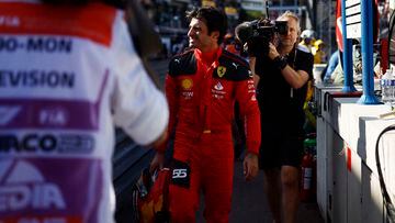Carlos Sainz, en el pit-lane de Mónaco tras su accidente.